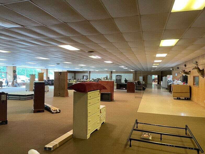 More Photos Of 1310 Elliott Blvd, Jasper Showroom For Sale