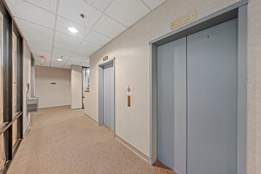 More Photos Of 222 S Sidney Baker St, Kerrville Office For Sale