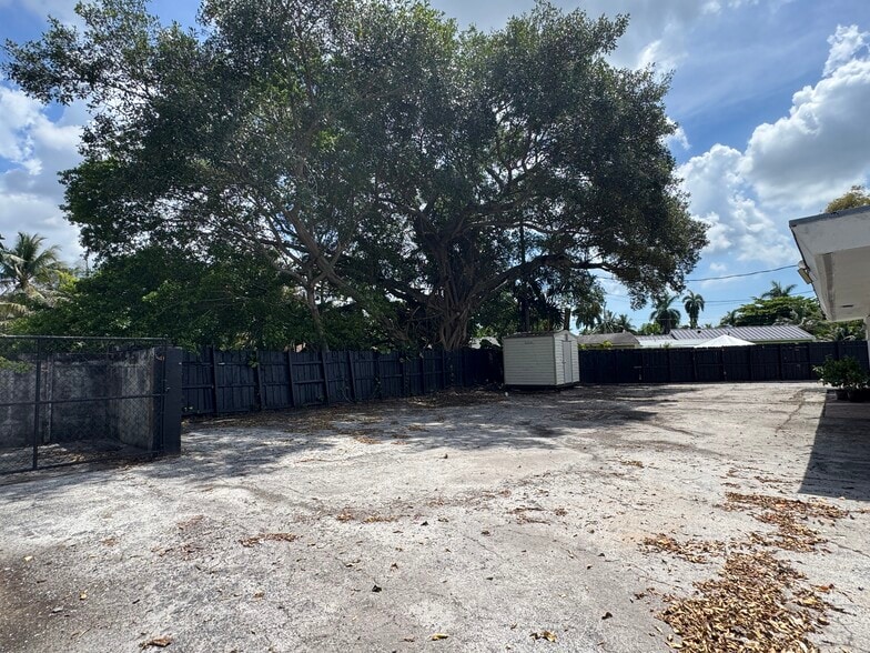 More Photos Of 1605 NW 95th St, Miami Freestanding For Sale