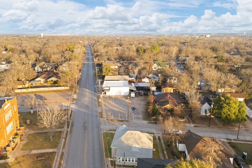 More Photos Of 504 Granbury St, Cleburne Storefront For Sale