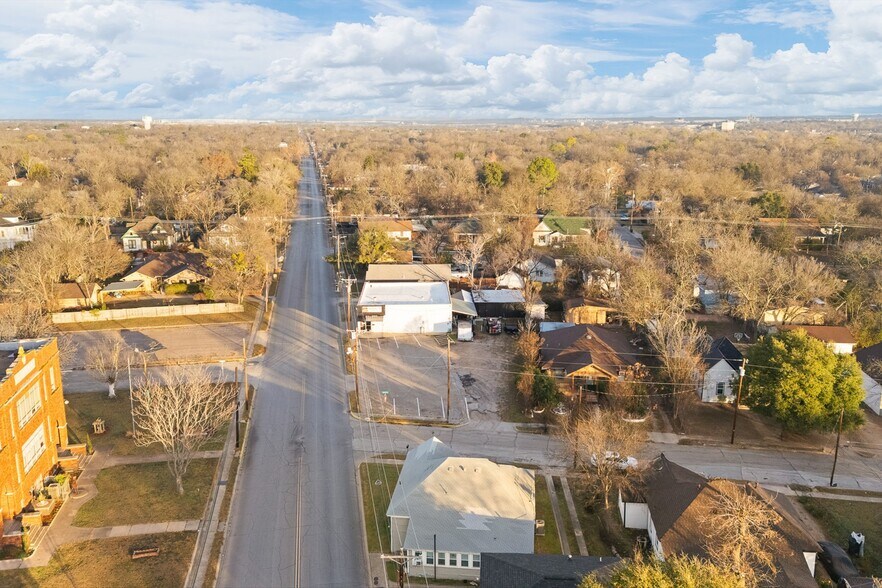 More Photos Of 504 Granbury St, Cleburne Storefront For Sale