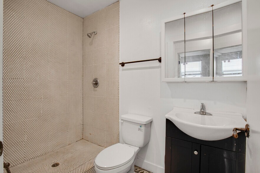 More Photos Of 520 W 82nd St, Los Angeles Apartments For Sale