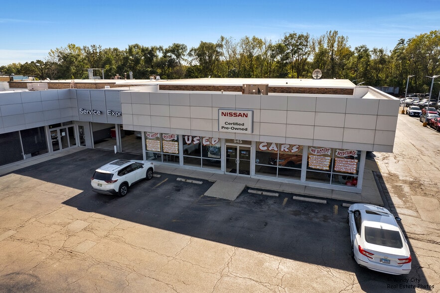 More Photos Of 945 E Chicago St, Elgin Auto Dealership For Sale