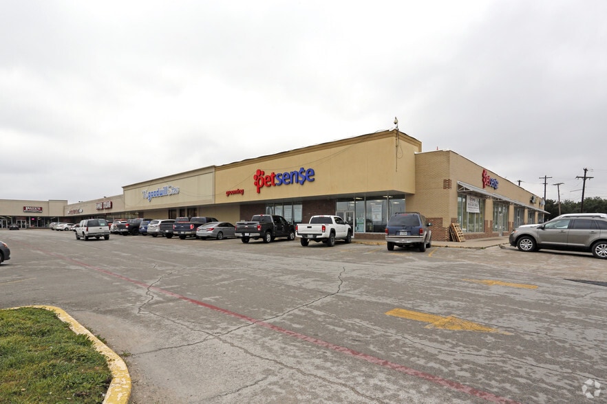 More Photos Of 1301-1407 S Morgan St, Granbury Unknown For Lease