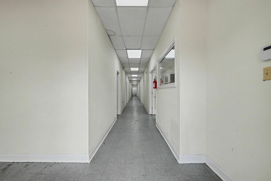 More Photos Of 1445 Cleveland Ave, East Point Showroom For Sale