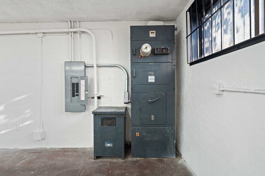 More Photos Of 1421 S Hill St, Los Angeles Warehouse For Lease