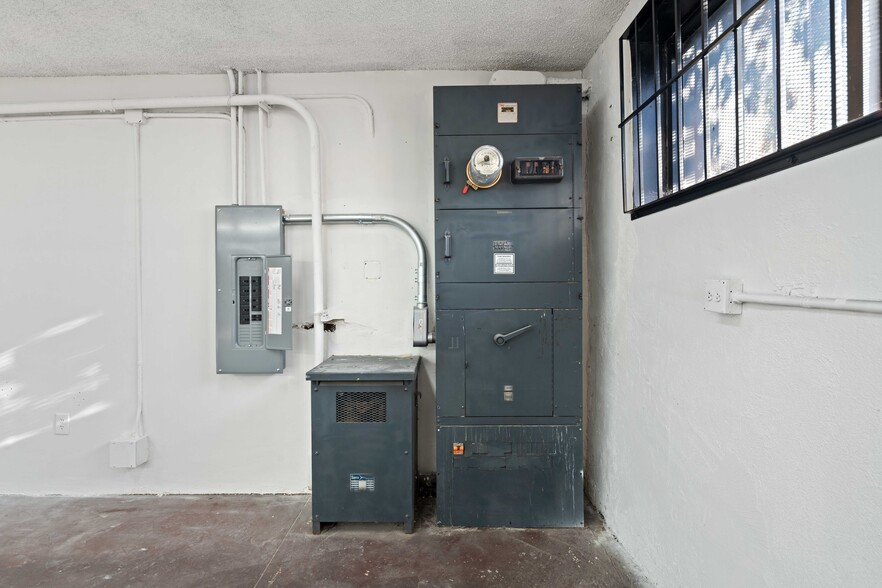 More Photos Of 1421 S Hill St, Los Angeles Warehouse For Sale