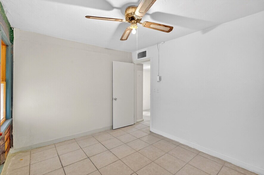 More Photos Of 4401 N 16th St, Phoenix Freestanding For Lease