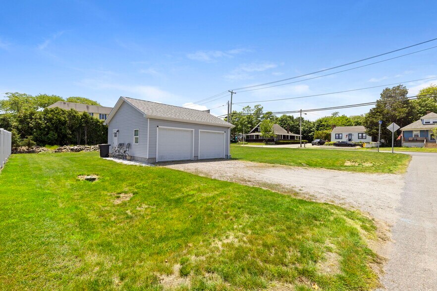 More Photos Of 3055 E Main Rd, Portsmouth Flex For Sale