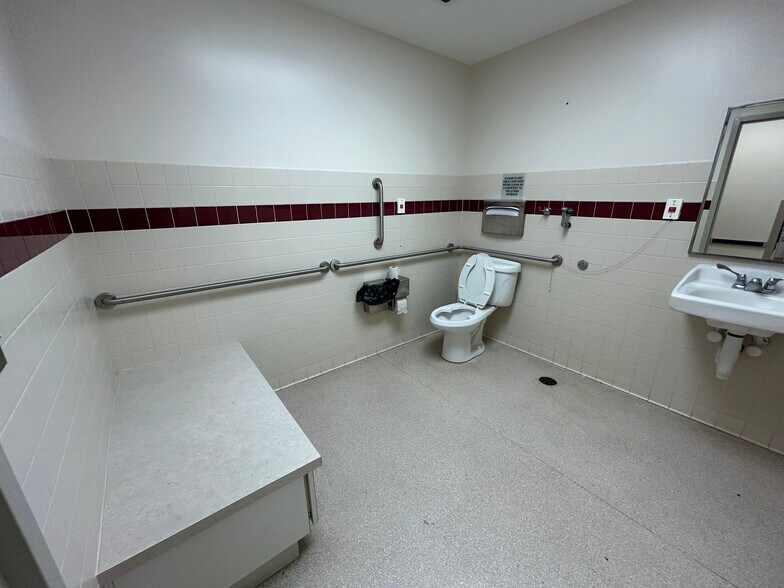 More Photos Of 213-221 Sterling Farm Dr, Jackson Medical For Lease