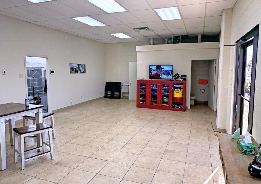 More Photos Of 2428-2432 Washington St NE, Albuquerque Warehouse For Lease