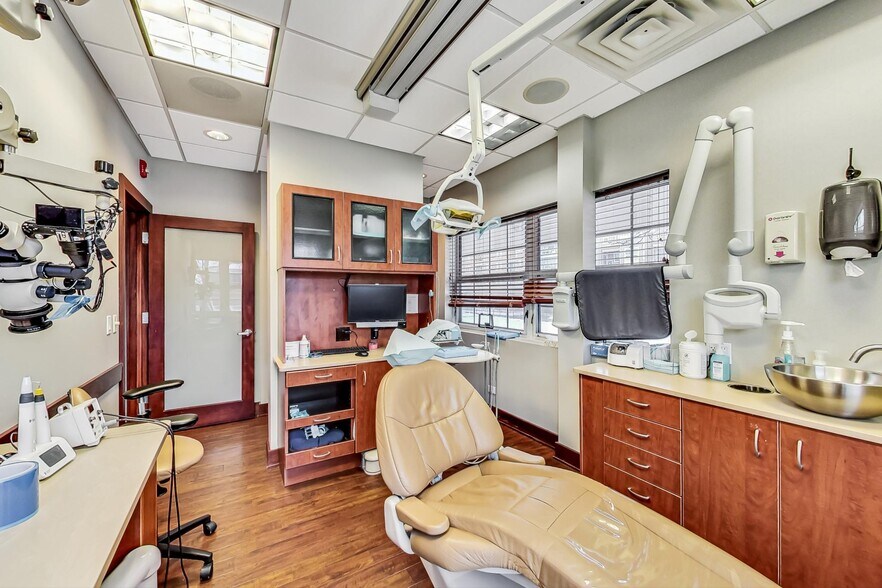 More Photos Of 1775 Glenview Rd, Glenview Medical For Lease