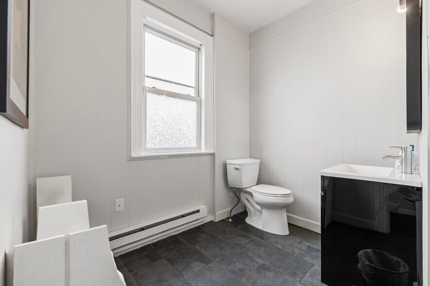More Photos Of 154 Franklin Pl, Woodmere Office For Lease