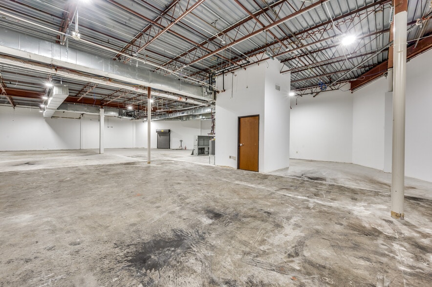 More Photos Of 10105 W Technology Blvd, Dallas Industrial For Sale