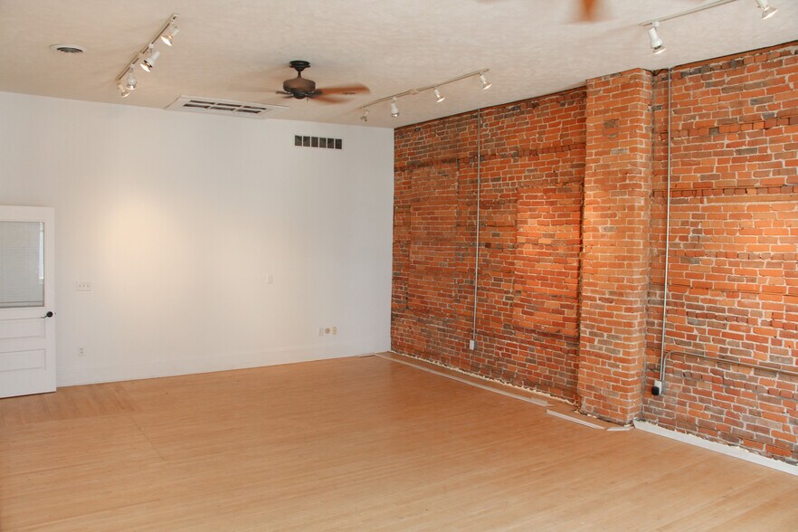 More Photos Of 221-223 E State St, Rockford Storefront Retail Residential For Lease