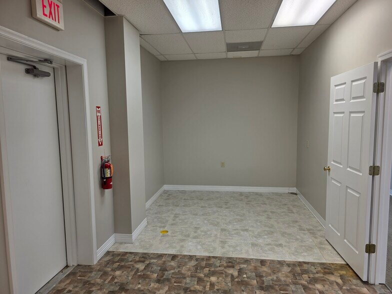 More Photos Of 161 Prosperity Dr, Winchester Showroom For Lease
