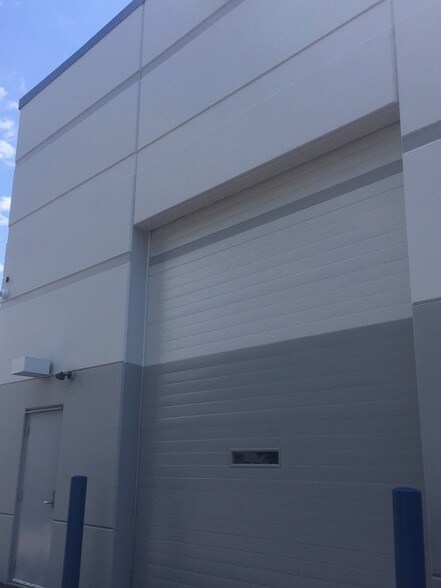 More Photos Of 1 Timber Ct, Bolingbrook Warehouse For Lease