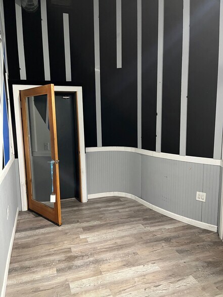 More Photos Of 12028 Vose St, North Hollywood Showroom For Lease