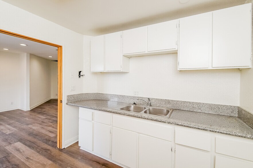 More Photos Of 337-3 Washington Blvd, Venice Storefront Retail Office For Lease