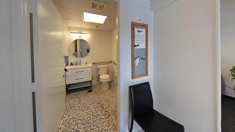 More Photos Of 666 Dundee Rd, Northbrook Office For Sale