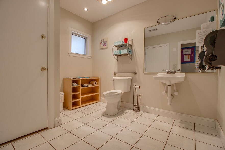 More Photos Of 4235 Cedar Springs Rd, Dallas Office For Sale