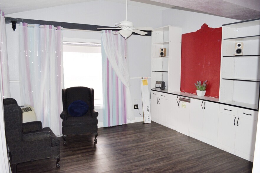 More Photos Of 2001 W Fairbanks Ave, Winter Park Storefront For Lease