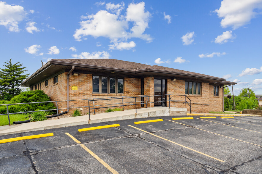 Primary Photo Of 305 E San Marnan Dr, Waterloo Medical For Sale