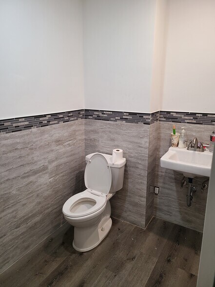 More Photos Of 176 Jericho Tpke, Mineola Storefront For Sale