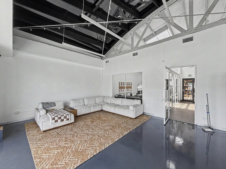 More Photos Of 1507-1509 Maple Ave, Los Angeles Warehouse For Lease