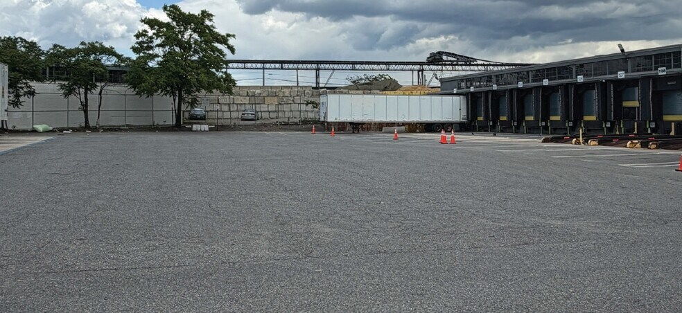 More Photos Of 1 Railroad Pl, Maspeth Warehouse For Lease