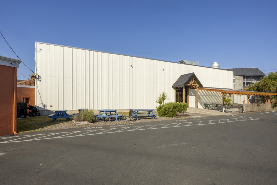 More Photos Of 515 NW Coast St, Newport Restaurant For Lease