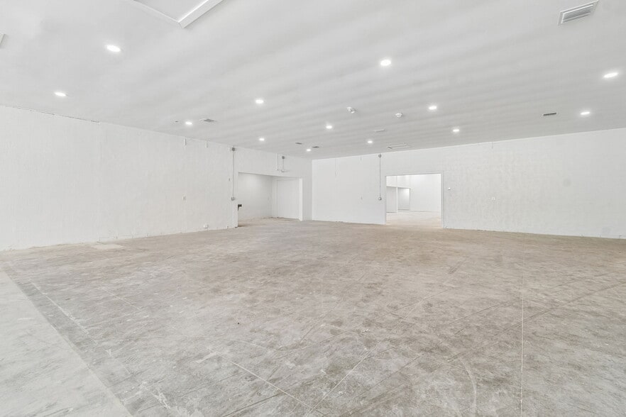 More Photos Of 1956 Kingsley Ave, Orange Park General Retail For Sale