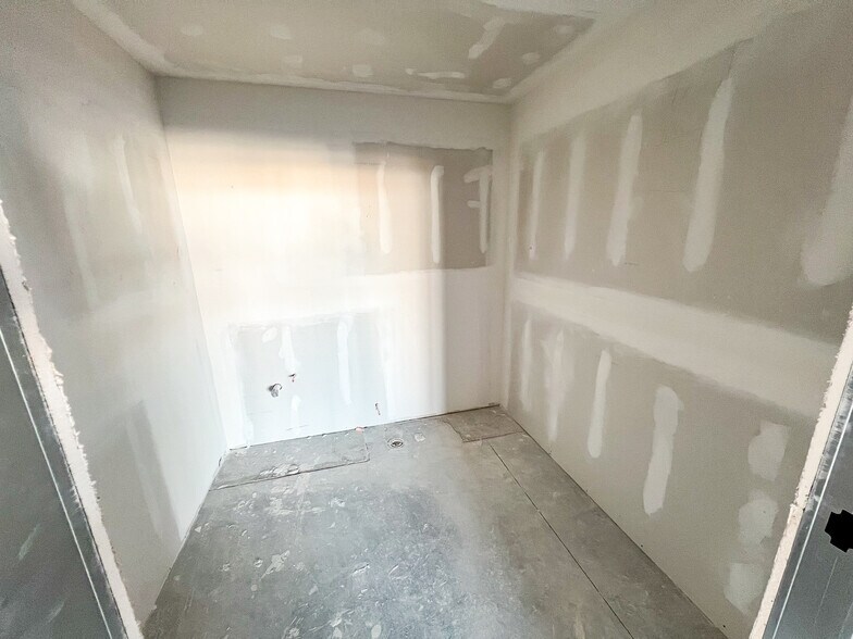 More Photos Of 900 E Florida Ave, Midland Storefront For Lease