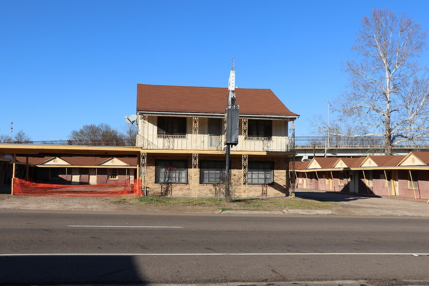 More Photos Of 1220 W 7th St, Texarkana Hotel For Sale