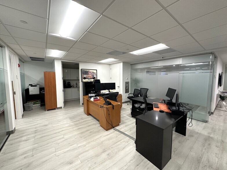 More Photos Of 20803 Biscayne Blvd, Aventura Office For Lease