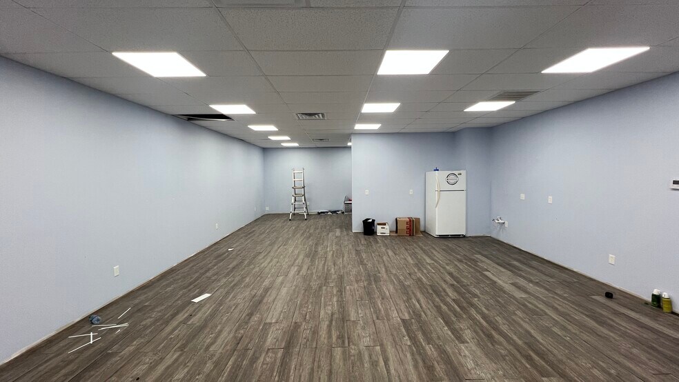 More Photos Of 8918 Spring Branch Dr, Houston Unknown For Lease