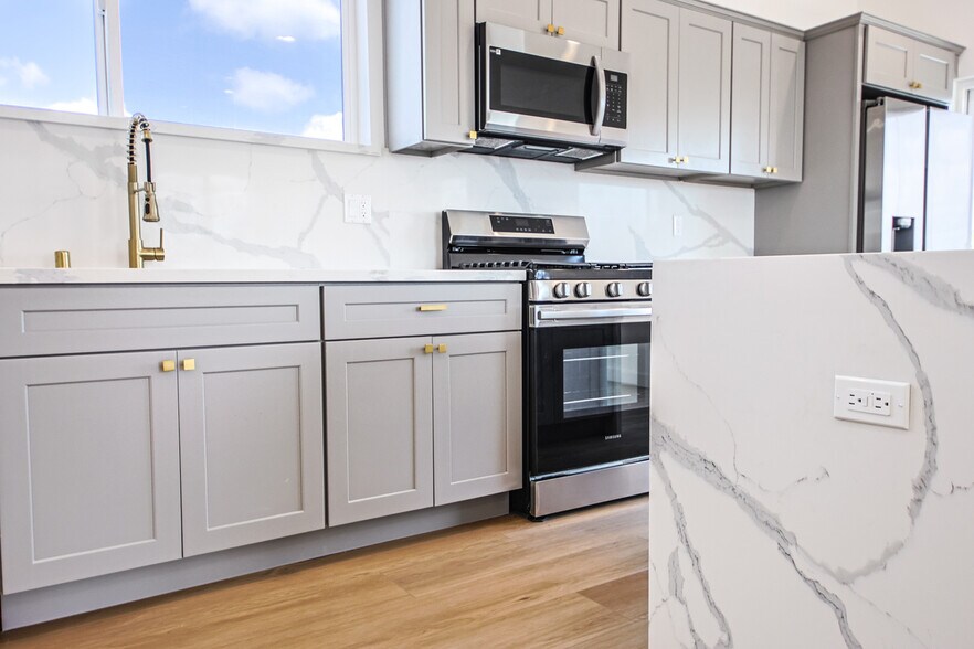 More Photos Of 1923 Carmona Ave, Los Angeles Multifamily For Sale