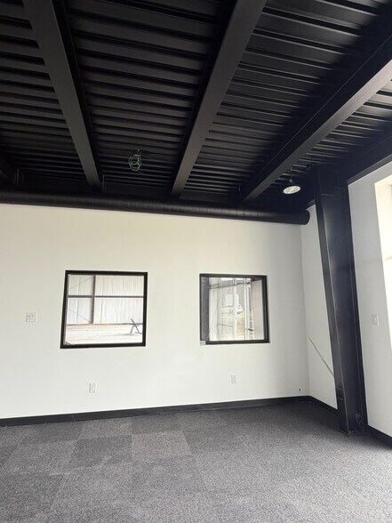 More Photos Of 16313 North Fwy, Houston Distribution For Lease