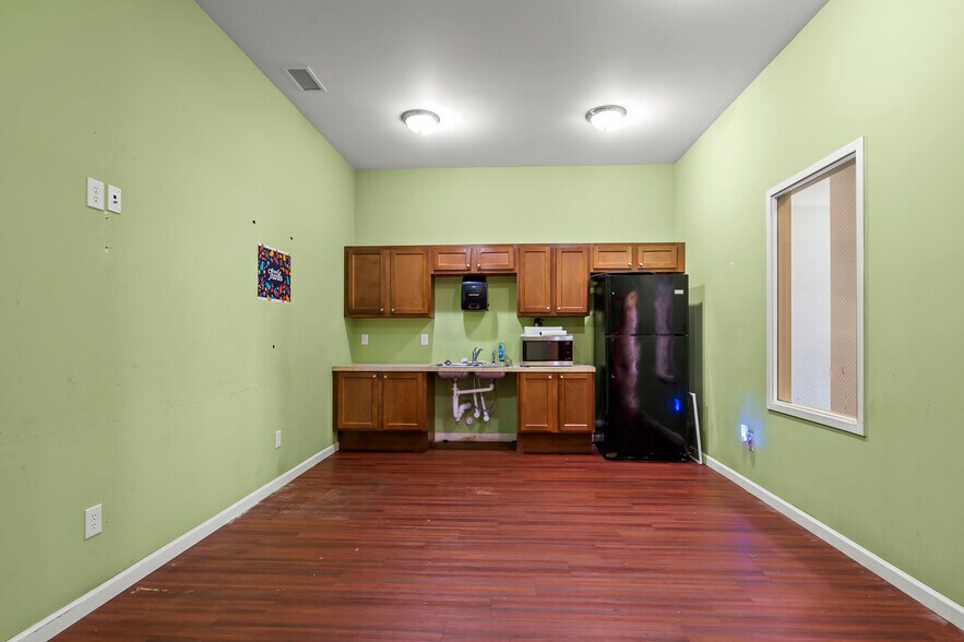 More Photos Of 8017 N Point Blvd, Winston-Salem Industrial For Lease