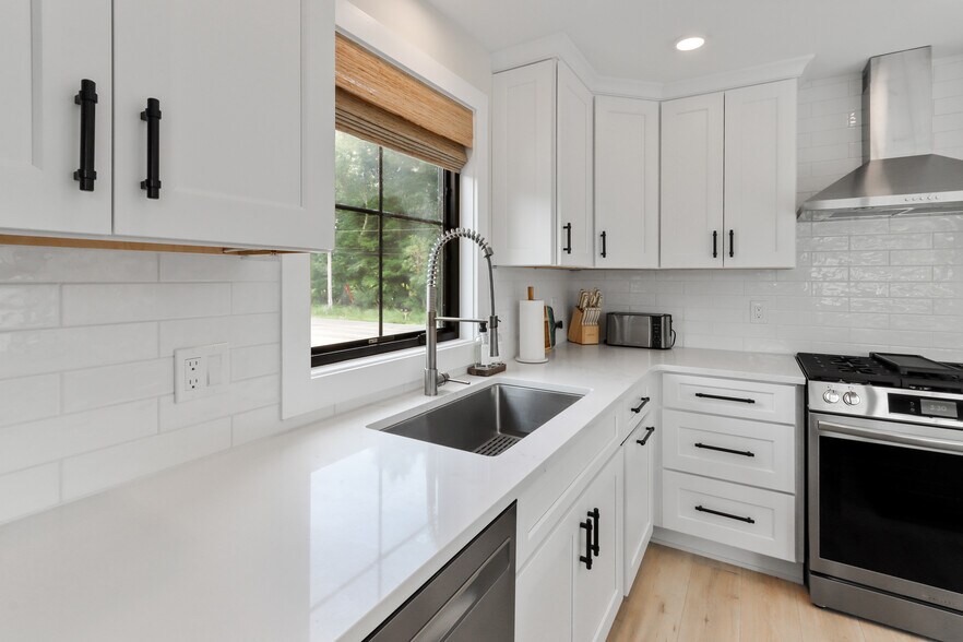 More Photos Of W4724 S Lakeshore Dr, Fontana-on-Geneva Lake Storefront For Sale