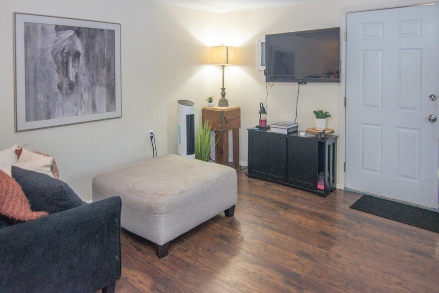 More Photos Of 2208 Austin Ave, Brownwood Flex For Sale