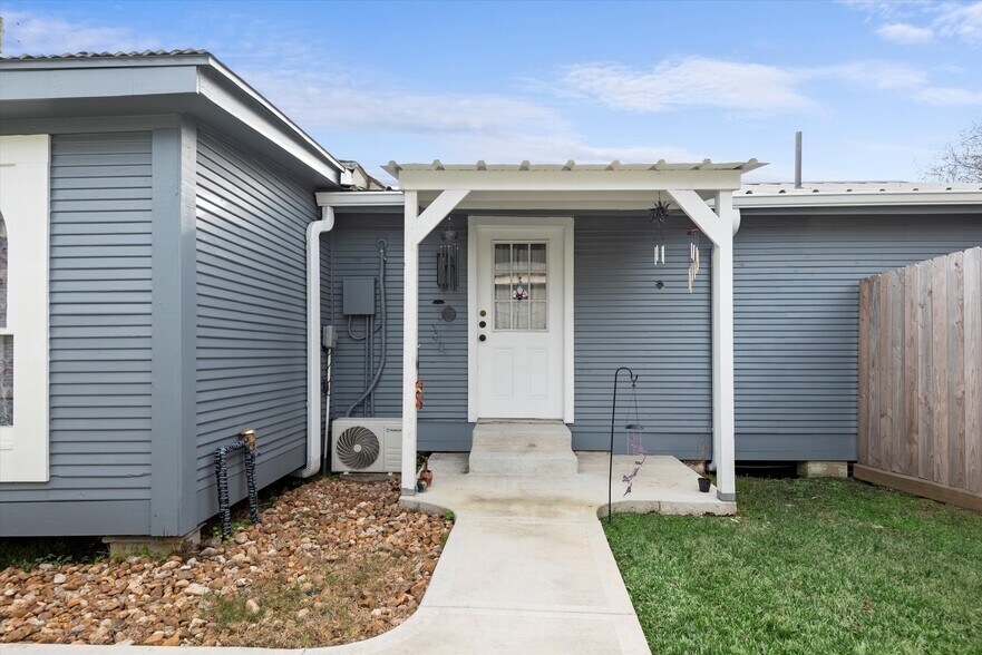 More Photos Of 119 Magnolia Blvd, Magnolia Office For Sale