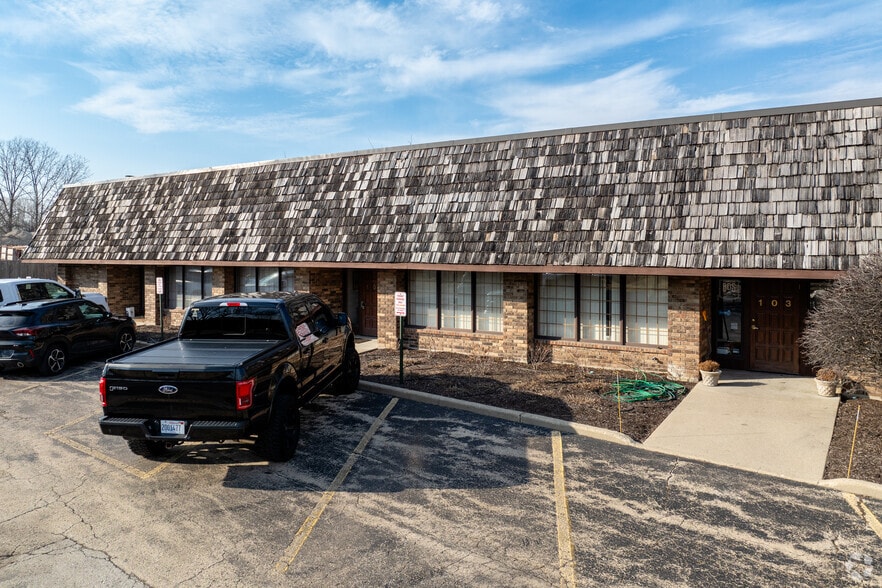 More Photos Of 14052 W Petronella Dr, Libertyville Office For Sale