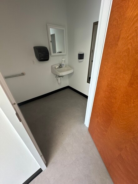 More Photos Of 8020 Mine St, Fogelsville Office For Lease