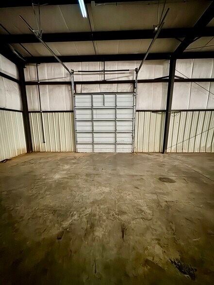 More Photos Of 117-D Liberty Dr, Thomasville Warehouse For Lease