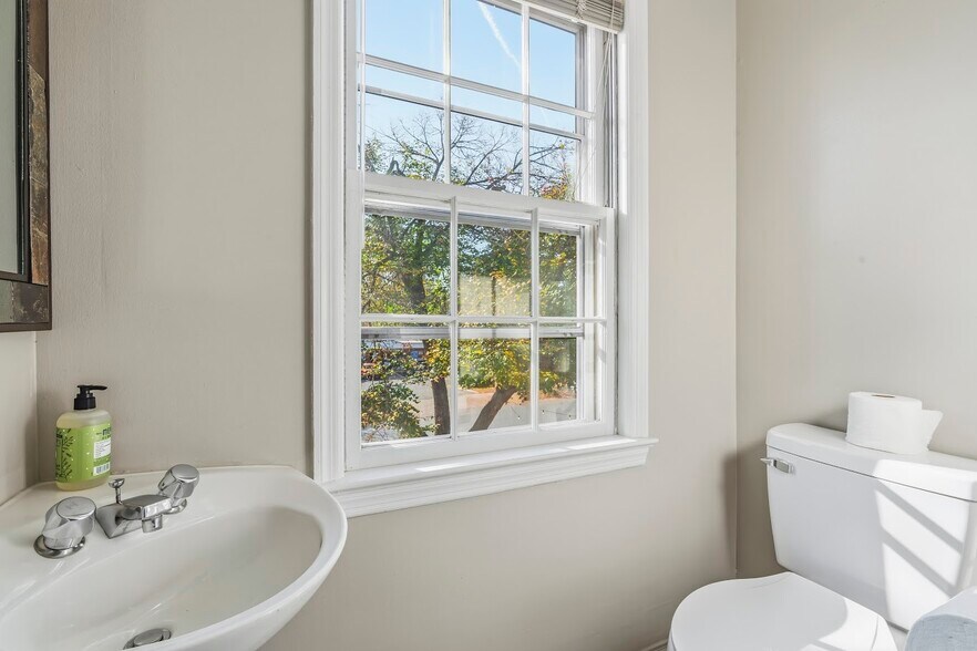 More Photos Of 801-809 Franklin St, Alexandria Loft Creative Space For Lease