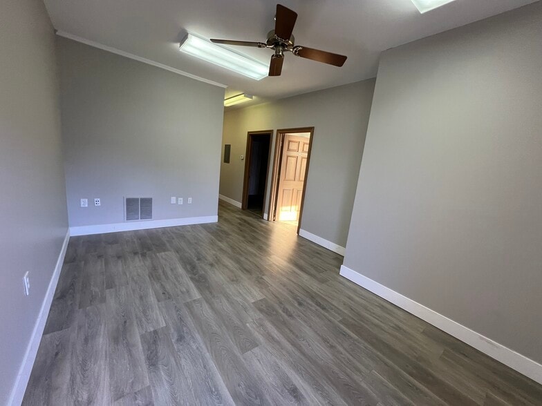 More Photos Of 1375 Kemper Meadow Dr, Forest Park Office Residential For Lease