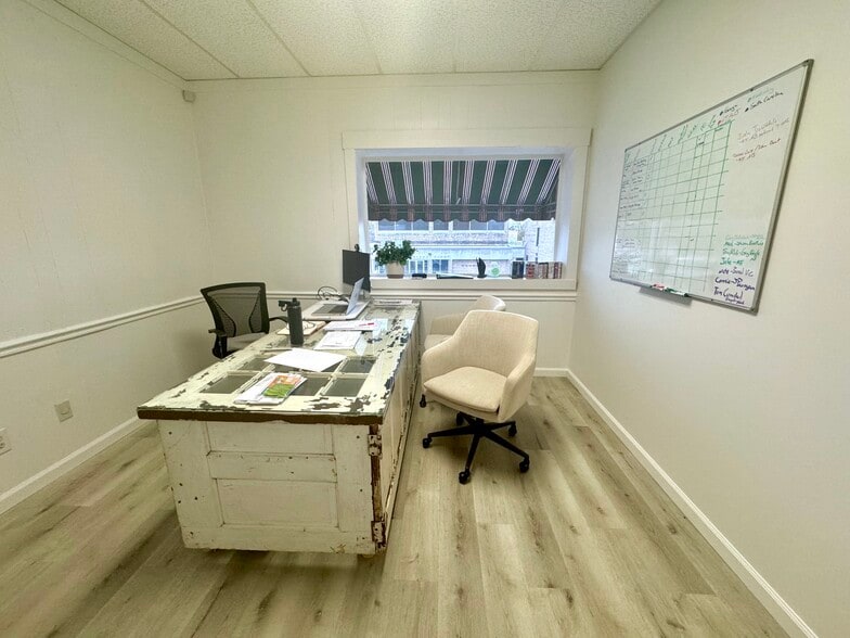 More Photos Of 108 W Smith St, Gallatin Showroom For Lease