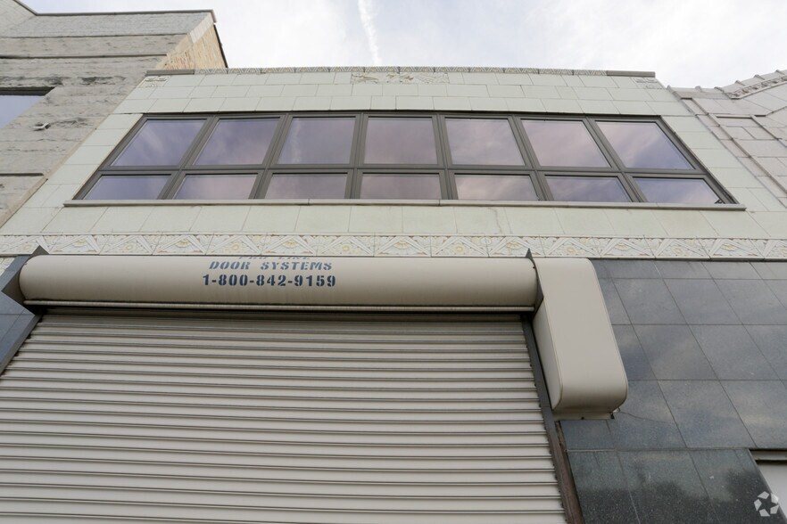 More Photos Of 2717 W Madison St, Chicago Flex For Lease