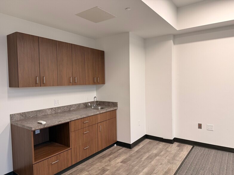 More Photos Of 130-140 E 2nd St, Flint Office For Lease